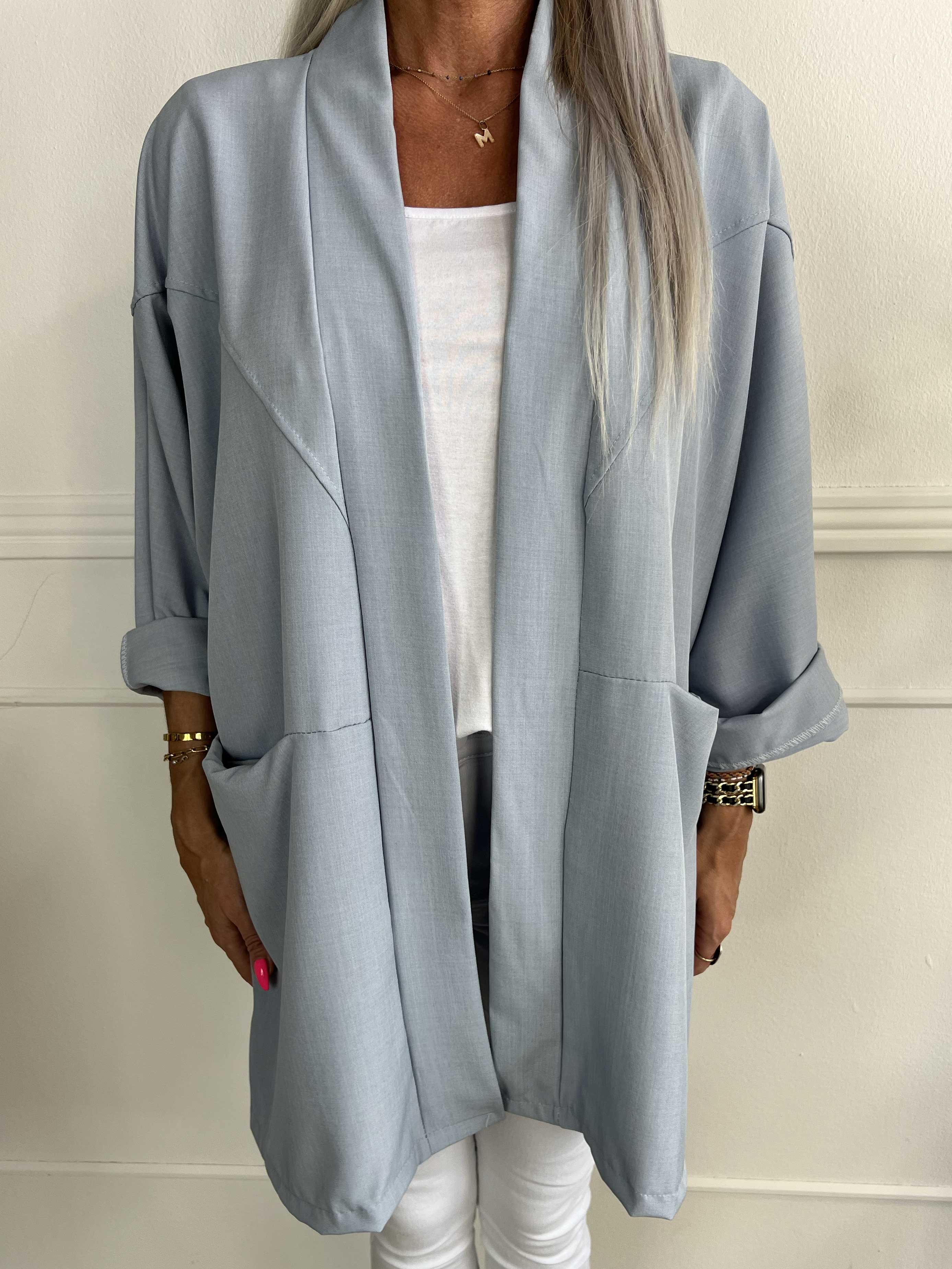 Annah Light Short - Oversized jacka med tydliga sömmar och fickor